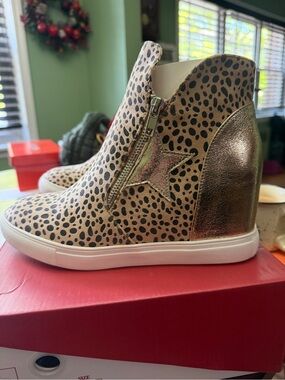Leopard Print Wedge Sneaker with Metallic Star  nature breeze size 10